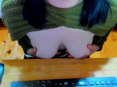 机の角に乳首を擦り付けてチクニーする変態乳首💗ハァハァ、ウッウッ、オッオッといやらしい息遣いで感じる。 - Screenshot 8 of 16 - チクニー