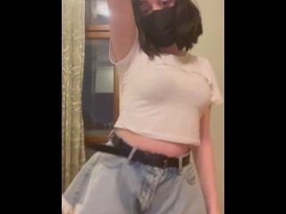 性感的女大学生穿着短裤。