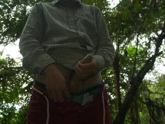 HOMBRE ORINANDO - MASTURBACION MASCULINA - EN EL BOSQUE SE TOCA SU CUERPO Y SE PAJEA
