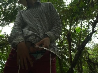 HOMBRE ORINANDO - MASTURBACION MASCULINA - EN EL BOSQUE SE TOCA SU CUERPO Y SE PAJEA