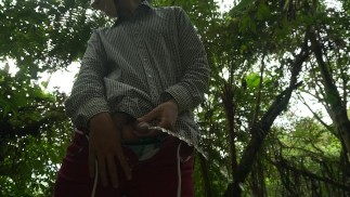 HOMBRE ORINANDO - MASTURBACION MASCULINA - EN EL BOSQUE SE TOCA SU CUERPO Y SE PAJEA
