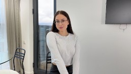 Hot Ava will diesen Job unbedingt bekommen. Harter Sex und Sperma im Mund