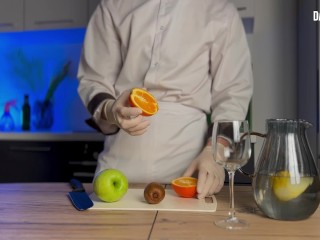 Der Koch Konnte Nicht Widerstehen Und Fing An, Einen Großen Schwanz in Der Küche Zu Masturbieren