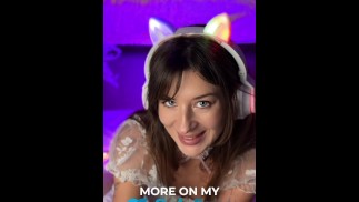 Симпатичная киска дрочит твой мокрый член и возбудит тебя