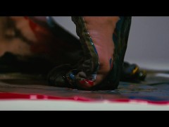 Pies Sensuales Jugando con Pintura - Arte & Erotismo en Cada Huella
