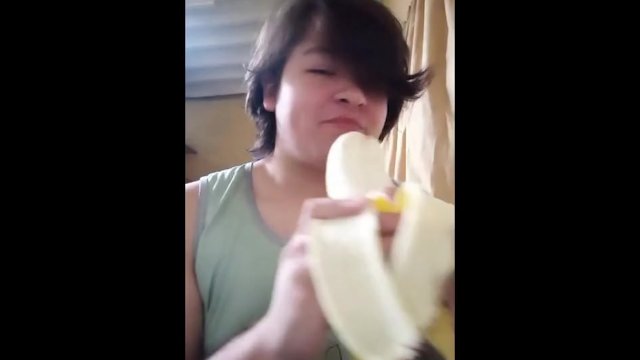 Gordita tragandose un doble platano 😲😲 (la perra muerde😏)