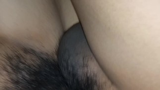 Сквиртующая общая жена с волосатой киской Lyra Lockhart сосет новый большой член