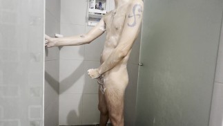 Junger schwuler Mann masturbiert beim Baden