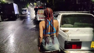 Meine Stiefschwester verführt mich mit ihrem Arsch auf der Straße und bittet mich, zu ihr nach Hause zu gehen, um gefickt zu werden