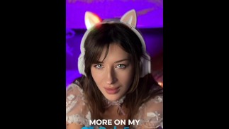 Симпатичная девушка Mic накачивает твой член и заставляет тебя кончить