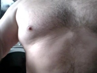 кто-то командует мной во время мытья посуды