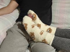 amateur Loulou gives sockjob  with her sexy toes