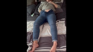 Selbstbefriedigung Bett multiple Orgasmen Fingern Klitoris feucht stöhnen zittern komme mehrmals