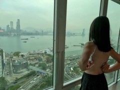 【個人撮影】香港🇭🇰外の誰かに見られる可能性のある窓際で綺麗なおっぱいを露出する可愛い彼女♡／Japanese amateur hentai