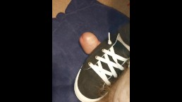 BBW 用运动鞋和赤脚踩老公的鸡巴，拒绝射精
