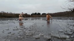 Naked斯堪的纳维亚熟女和家伙在冰冷的湖中畅游