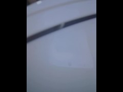 Me grabo masturbandome  en el baño hasta venirme