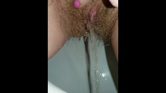 Wie pinkelt eine Frau? Beobachte diese haarige pissende Muschi in der Toilette | Aus nächster Nähe POV