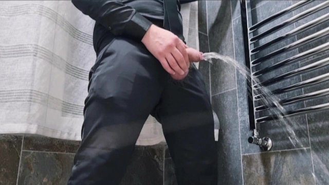 ANSIMA E GEME  SBORRATA ALL'ITALIANA - RAGAZZO SEXY SBORRA E PISCIA VESTITO ELEGANTE