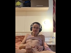 Elle se fait jouir en plein télétravail 😜💦😜 First solo