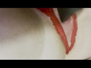 Одинокая девушка сквиртует в одиночестве