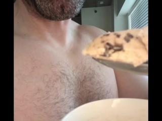 Guy кончает на мороженое и ест его