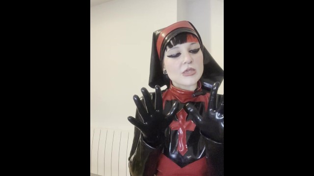 Молчаливое обольщение латексной монахини