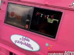 Kurvige Milf fickt mit einem Typen im Wohnmobil