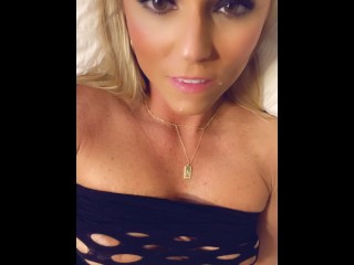 Стонущая грязно говорящая милфа думает о бывших жеребцах, огромной порции спермы, желая большего