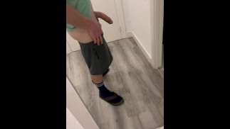 Polla grande frente al espejo de una persona especial