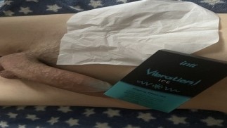 Ein flüssiger Vibrator brachte mich zum Stöhnen und Spritzen