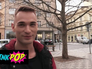 TWINKPOP - Высокий мужчина хочет заработать немного денег и не против пососать член другого Guy