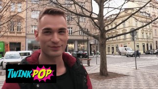 TWINKPOP - Высокий мужчина хочет заработать немного денег и не против пососать член другого Guy