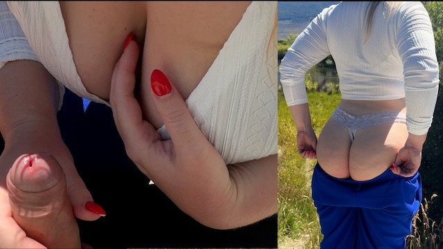 Публичная и рискованная, небрежная дрочка на скамейке во время похода