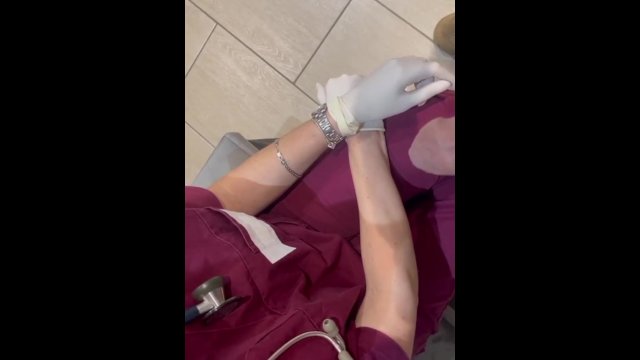 Alla fine la dottoressa mi spompina. milf italiana PT1 completo onlyfanp