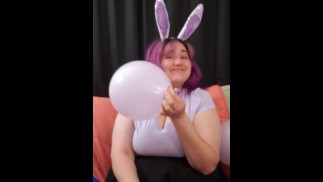 Сумасшедшая толстая подружка надувает воздушные шары