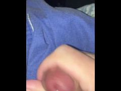 botando mi leche espesa en la cama