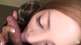 Рыжеволосая милашка покрывает руки спермой на публике.