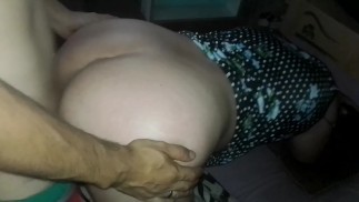 Acomodo el tripode para grabar como cogemos en posicion perrito con su vestido de flores corto