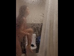 Simon Kitty sous la douche, seins naturels énormes et jambes infinies en exhibition sur Cam4