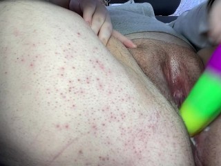 Пытаюсь быть пойманным трахающим себя в машине
