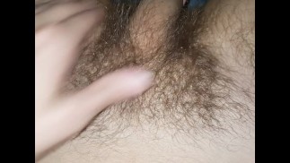 Запихиваю большой мягкий член в свои собственные ягодицы