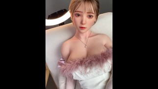 Коричневая секс-кукла с большими сиськами в сексуальном белом платье