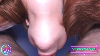 Домашний секс от Wifebucket - Сексуальную рыжую жену трахают в горло в конце кровати