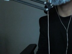 A low-pitched voice that naturally makes your vagina tingle, and a voice that lets you enjoy masturb