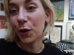Ersties – Die süße Blondine Ulula lässt sich tätowieren und hat Spaß mit FuckMachine