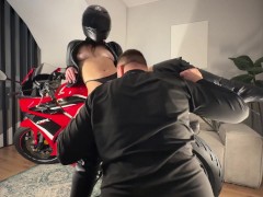 Она любит, когда ее трахаю на мотоцикле и кончают в ее киску! 3/16