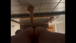 Bsx curioso si scopa il culo in bagno con dildo