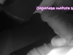 無修正　不倫熟年カップル映画館赤外線手こき、濃厚フェラ - Screenshot 5 of 16 - Japanese 無 修正 熟 女