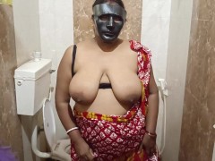 Indian sexy mom Sneha peeing in sharee and trying to cum herself.